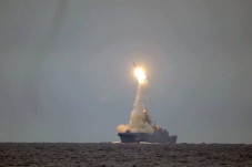 Fregat Rusia Lepaskan...