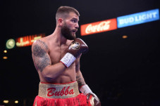 Caleb Plant Pengin Banget...