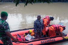 Perahu Dihantam Badai,...