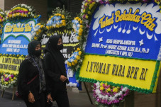 Usai Penghormatan, Jenazah...