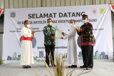 Serahkan IMB Gereja...