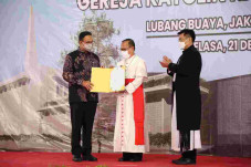 Anies Serahkan IMB Gereja...