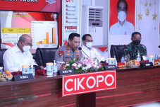 Tinjau Pos Terpadu Cikopo,...