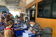 TNI AL Gelar Vaksinasi...