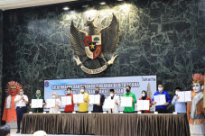 Anies Serahkan Dana...