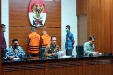 KPK Tahan Paksa Mantan...