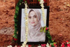 Bukan Cuma Vanessa Angel,...