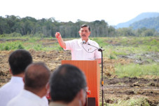 Hadiri Groundbreaking...