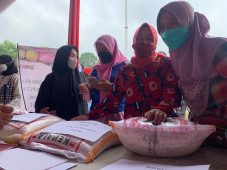 Pengunjung Pasar Murah...