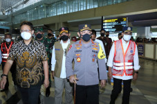 Tinjau Bandara Soetta,...