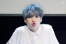 Suga BTS Positif Covid-19,...