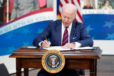 Joe Biden Teken Undang-undang...