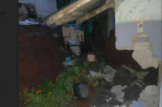 Dinding Rumah Jebol...
