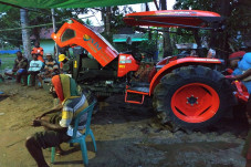 BI Serahkan Traktor...