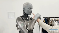 Reaksi Robot Mirip Manusia...