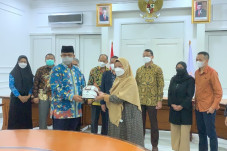 IPB Serahkan Helm Sepeda...