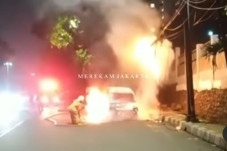 Angkot M20 Terbakar...