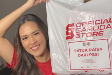 Raisa Dapat Jersey Baru...