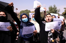 Wanita Afghanistan Turun...
