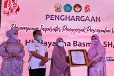 Istri Bupati Luwu Dinobatkan...