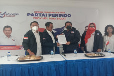 Serahkan SK Pengurus,...