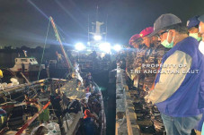 TNI AL Serahkan Pengungsi...