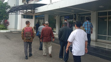 Rebutan Kampus, Pendiri-Dosen...