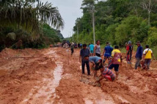 Jalan Desa di Kobar...