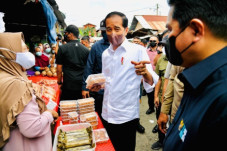 Kunjungi Pasar Muara...
