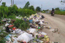 Sampah Berserakan di...