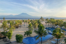 Resort, Vila, dan Restoran...