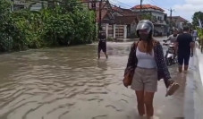 Diguyur Hujan Semalaman,...