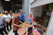 Minyak Goreng Langka,...