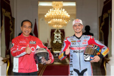Lewat Parade MotoGP,...