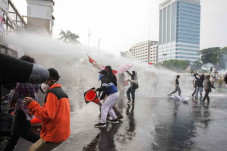 Bentrok Pecah di Gedung...