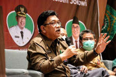 Jokowi Pindahkan Ibu...