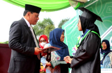 Hadiri Wisuda Pesantren...