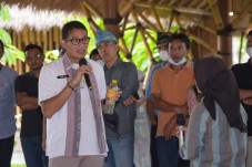 Sambangi Lombok, Sandiaga...
