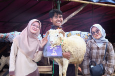Anniversary ke-5, Azrina...