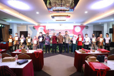 Terima Sertifikat Tanah...