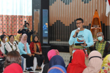 Sandiaga Bantu Warga...