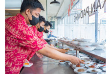 Melalui Rumah Makannya,...