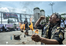 Mengenal Tradisi Debus,...