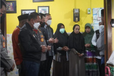Menpora Kunjungi Korban...