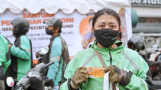 Relawan Sandiaga Bantu...