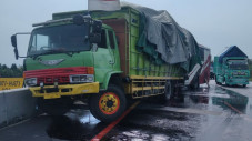 Bus Agramas Tabrak Truk...