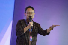 Lewat Sektor Perdagangan,...