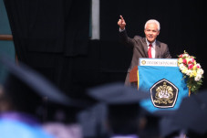 Orasi di Wisuda Universitas...