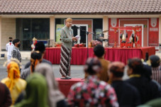 Gaji Dibayar Sesuai...