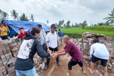 LPEI Salurkan Bantuan...
